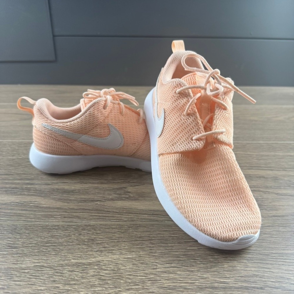 Nike Roshe One Girls Sneakers Peach/Crimson Tint White Size 3Y Lace Closure